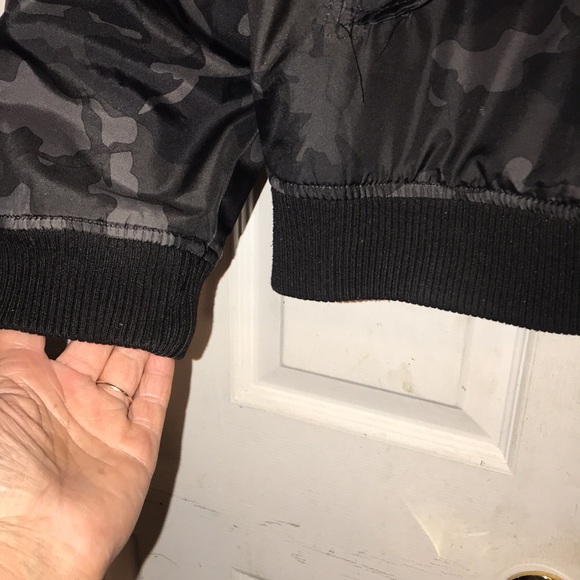 Men’s Marvel Deadpool Camo Jacket - Picture 6 of 9